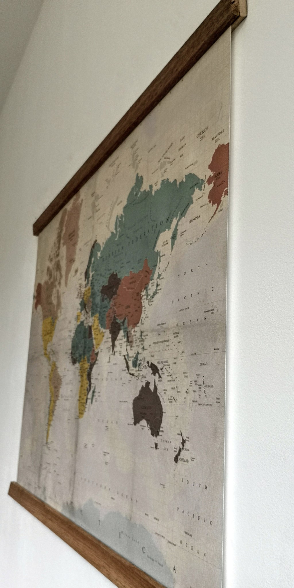 Vintage wereldkaart aan onze&nbsp;muur